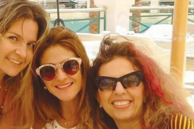 هيدي مع صديقاتها بالإسكندرية