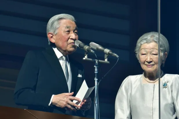 إمبراطور اليابان أكيهيتو خلال إلقائه الخطاب الأخير قبل تنازله عن العرش (أ.ف.ب)