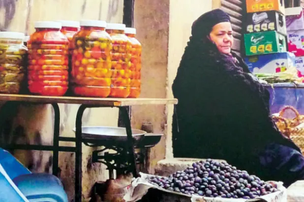 لقطة من أحد الأسواق الشعبية في مصر