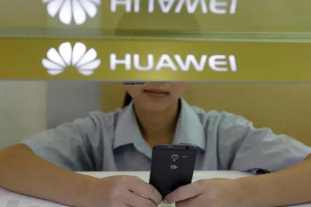 «هواوي» تعاقب اثنين من موظفيها لاستخدامهما هاتف {آيفون}