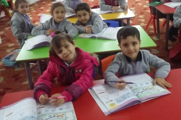 أطفال اللاجئين السوريين يواجهون خطر فقدان لغتهم الأم