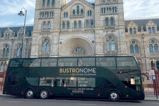 حافلة لندن الجميلة وفي الخلفية متحف التاريخ الطبيعي