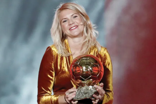 هيغيربيرغ خلال تتويجها بجائزة أفضل لاعبة في العالم (رويترز)