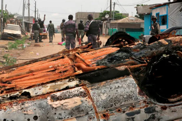 دورية لجيش الغابون في ليبرفيل بعد محاولة الانقلاب أمس (أ.ف.ب)