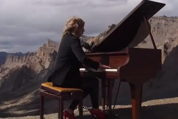 Himalaya'nın zirvesindeki klasik müzik konseri dünya rekoru kırdı