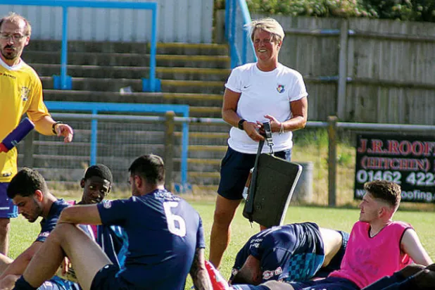 ناتاشا تراقب لاعبي فريق أرليسي تاون خلال فترة الراحة من التدريبات