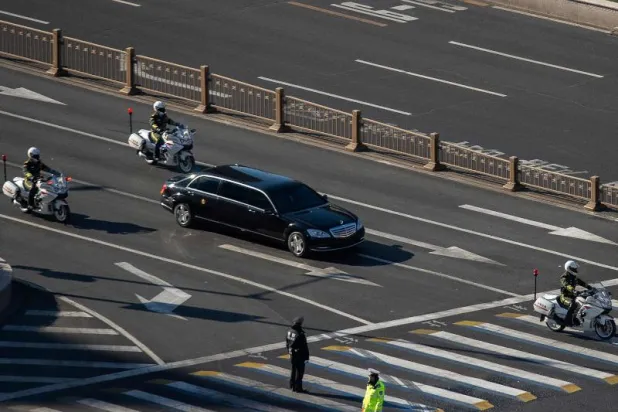 سيارة تقل الزعيم الكوري الشمالي كيم جونغ اون في احد شوارع بكين (أ.ف.ب)