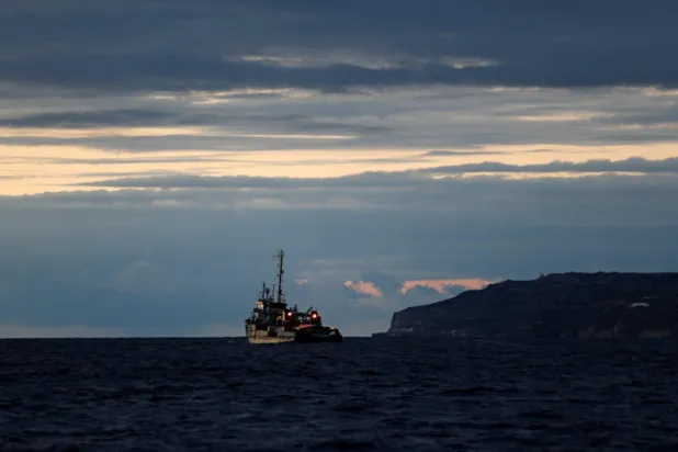 مالطا تسمح برسوّ سفينتين تنقلان 49 مهاجراً