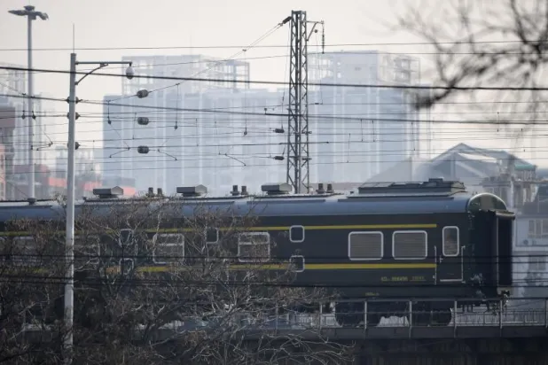 قطار زعيم كوريا الشمالية كيم جونغ أون يغادر بكين (أ.ف.ب)