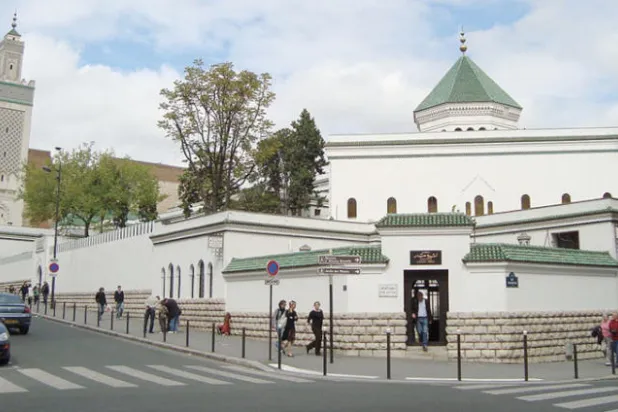 ماكرون يحضّر لخطة حول إعادة تنظيم «الشؤون الإسلامية» في فرنسا