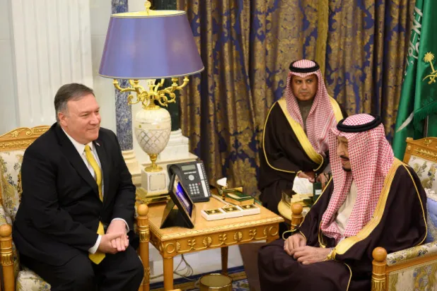 خادم الحرمين الشريفين الملك سلمان بن عبد العزيز خلال استقباله وزير الخارجية الأميركي مايك بومبيو قبل أن يقطع زيارته للشرق الأوسط (رويترز)