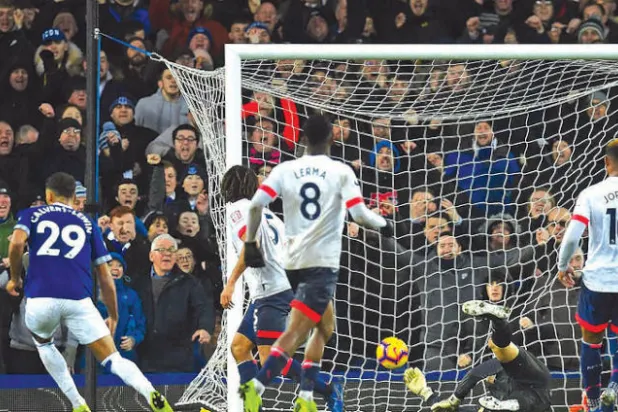 دومينيك كلافرت (يسار) يسجل هدف تأمين فوز إيفرتون على بورنموث الذي رفع بعضاً من الضغط عن المدير الفني (أ.ف.ب)