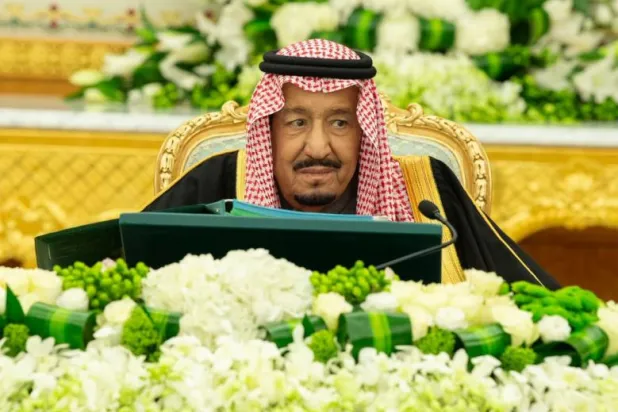 خادم الحرمين خلال ترؤسه جلسة مجلس الوزراء (واس)