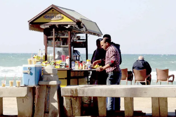 كورنيش الإسكندرية يتجاهل الطقس البارد ويحتضن العشاق والباعة الجائلين