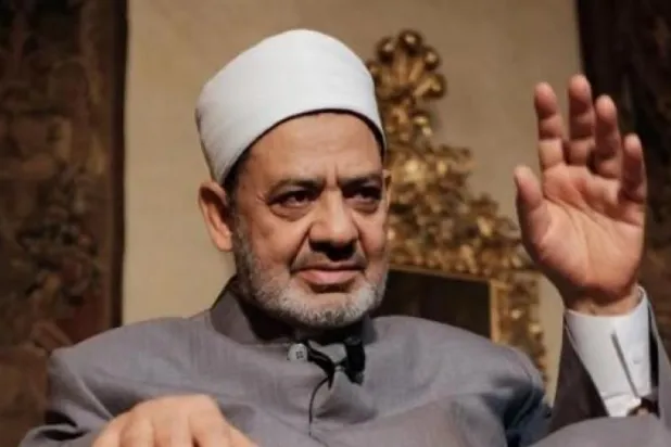 Ezher Şeyhi’nden erkek arkadaşına sarıldığı için okuldan atılan kız hakkında önemli talimat