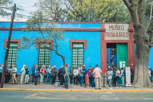 طوابير الانتظار لدخول البيت الأزرق