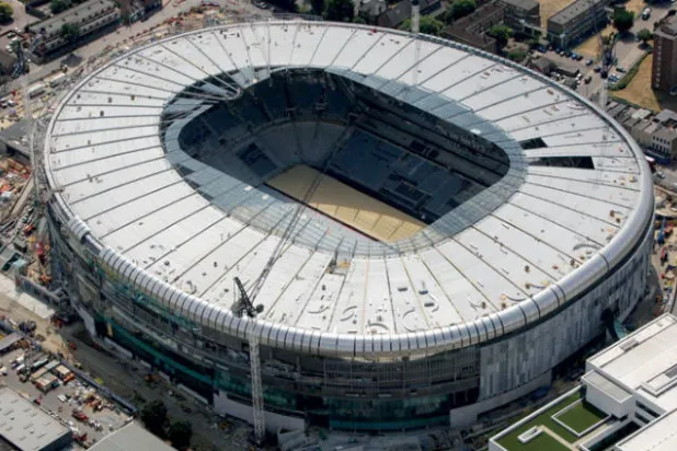 توتنهام وتاريخ من المشكلات مع ملعب «وايت هارت لين»