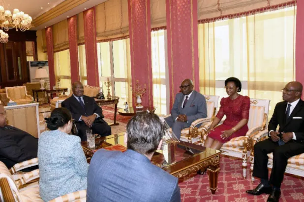 رئيس الغابون علي بونغو خلال لقائه نائبه ورئيس المحكمة الدستورية ورئيس الجمعية الوطنية في ليبرفيل (رويترز)