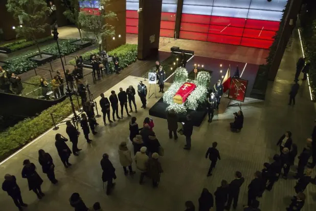 جانب من جنازة رئيس بلدية غدانسك ببولندا (أ.ب)