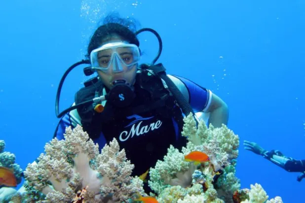 فيروز البحر الأحمر... أصغر مرشدة غوص