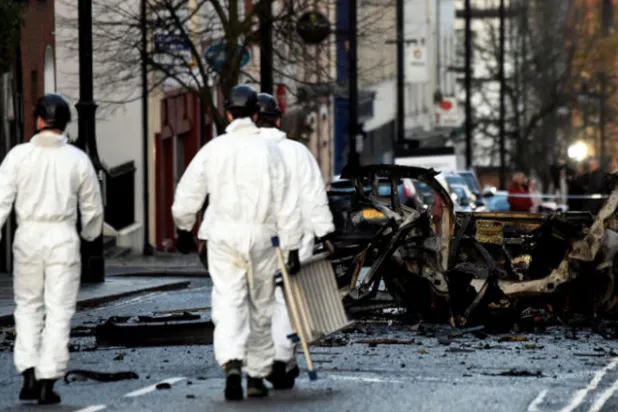 هجوم بسيارة مفخخة يحيي المخاوف الأمنية في آيرلندا الشمالية