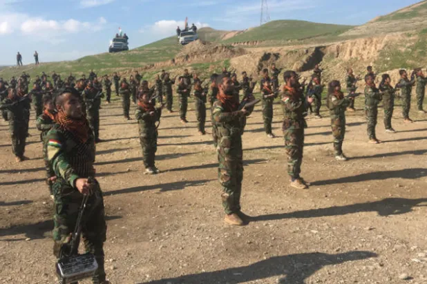 عناصر حزب «آزادي» الكردي المعارض لإيران أثناء التدريب في محور آلتون كوبري شمال كركوك (الشرق الأوسط)