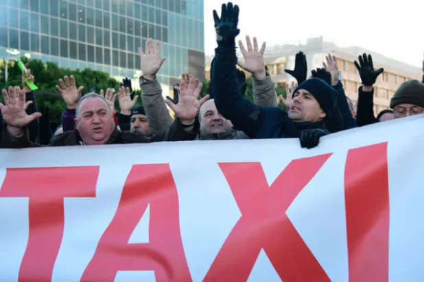 سائقو «التاكسي» في مدريد يغلقون طرقاً احتجاجاً على {أوبر}
