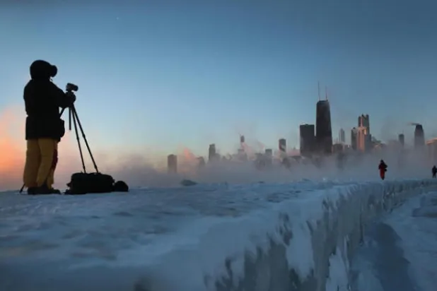 معالم شيكاغو وقد ارتدت طبقة جليدية مع انخفاض قياسي للحرارة (أ.ف.ب)