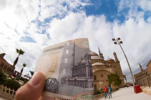 صور التقطها بيشوي للعملات والأماكن الأثرية المرسومة عليها (فيسبوك)