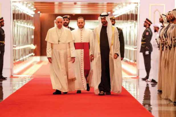 البابا يصل إلى الإمارات في زيارة تاريخية وولي عهد أبوظبي يستقبله