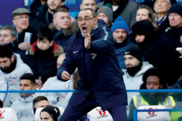 ساري يصرخ في لاعبيه مؤكداً أنهم لم يهضموا بعدُ طريقته في اللعب (رويترز)