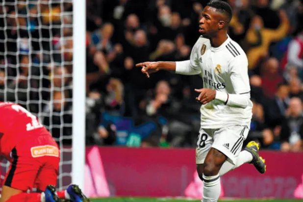 فينيسيوس جونيور يحتفل بتسجيل الهدف الثاني لريال مدريد في مرمى ألافيس (أ.ف.ب)