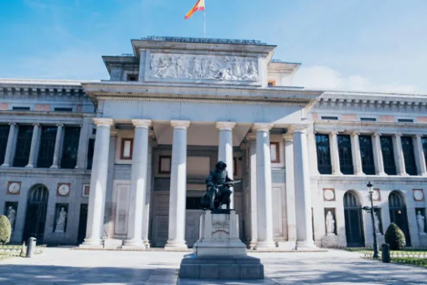 تمثال الفنان دييغو فيلاسكيز أمام متحف ال برادو بمدريد