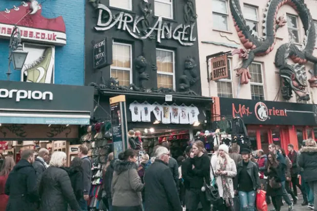 تعج المنطقة بالشباب وكبار السن على حد سواء