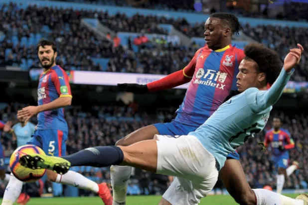 وان بيساكا لعب دوراً مهماً في إلحاق بالس الهزيمة بمانشستر سيتي (أ.ف.ب)