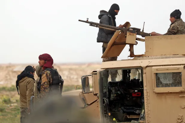 غیرنظامیان برای فرار از آخرین بازمانده های «داعش» در صحرا پا روی جسدها گذاشتند