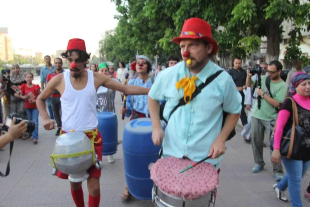 فرقة مصرية تحيي فنون الشارع وتتيح «محطات» للترفيه مجاناً