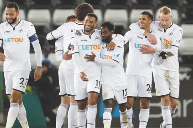 سوانزي يتأهل لدور الثمانية بكأس إنجلترا في الوقت الذي تسوده حالة من الفوضى