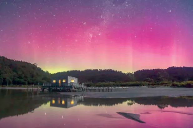 عاصفة رياح شمسية تضرب الأرض وتسبب «الشفق القطبي»