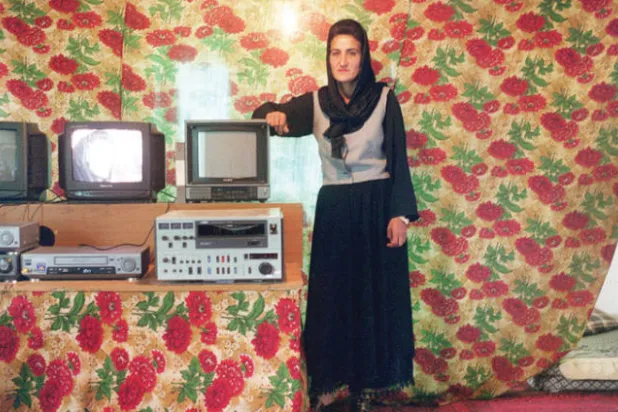 مانيجا رسولي الصحافية الأفغانية الوحيدة في عام 2001... تحدت «طالبان» في ذلك الوقت وتابع تغطياتها مئات الألوف في البلاد (غيتي)