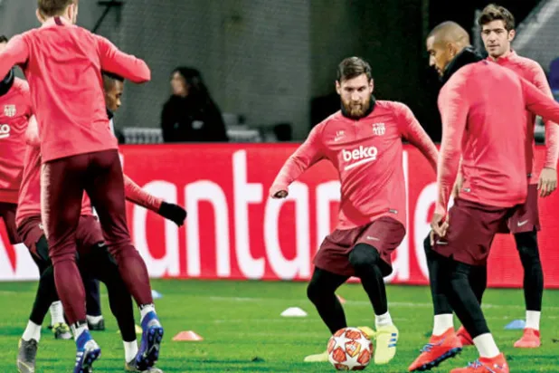 ميسي يتوسط لاعبي برشلونة خلال التدريبات استعدادا لمواجهة الكلاسيكو الحاسمة (أ.ف.ب)