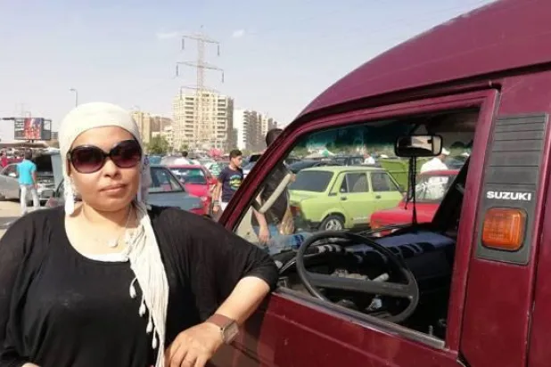 سيدات مصريات يحاربن الغلاء بالجلوس خلف مقود الرجال