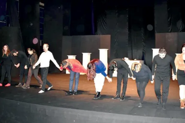 مشاهد من المسرحية الكردية «الدكتور فاوست» 