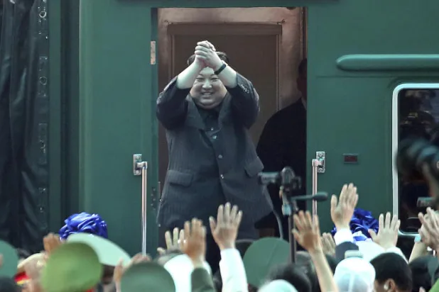 كيم يستقل القطار عائداً إلى كوريا الشمالية