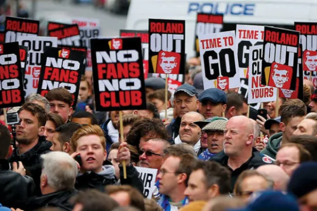 جماهير تشارلتون تحمل لافتات تطالب بخروج دوتشاتيليت من النادي 