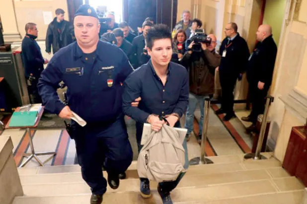 بينتو لحظة توقيفه من الشرطة المجرية بناءً على طلب من السلطات البرتغالية