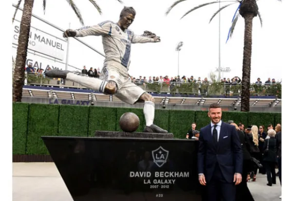 مشجعو غالاكسي يرون أن بيكام لا يستحق تمثالاً في النادي