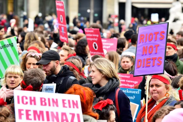  روز جهانی زن؛ فاصله میان زنان و مردان در دو دهه اخیر تغییری نکرده‌است  