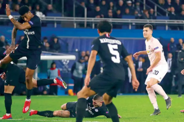 هل تعمد مدافع سان جيرمان بريسنيل كيمبيمبي التصدي للكرة بذراعه؟