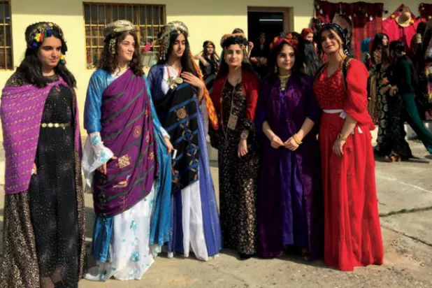 كردستان العراق تتألق بألوان زاهية في يوم الأزياء الشعبية